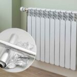 termosifone sullo sfondo, carta stagnola in primo piano