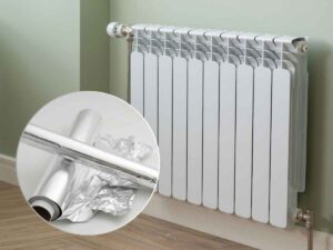 termosifone sullo sfondo, carta stagnola in primo piano