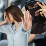donna preoccupata dice stop, ladro nel cerhietto