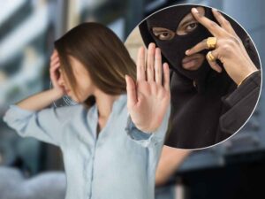 donna preoccupata dice stop, ladro nel cerhietto
