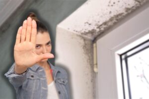 muffa su muro e donna che fa stop con le mani
