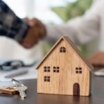 casa in miniatura e atto di vendita