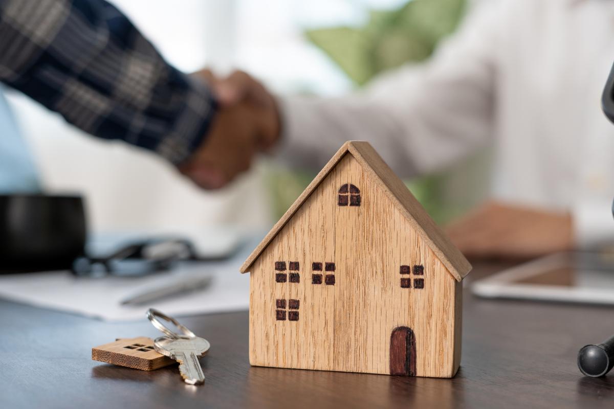casa in miniatura e atto di vendita