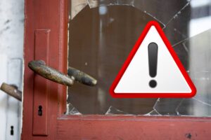 finestra rotta e segnale di attenzione