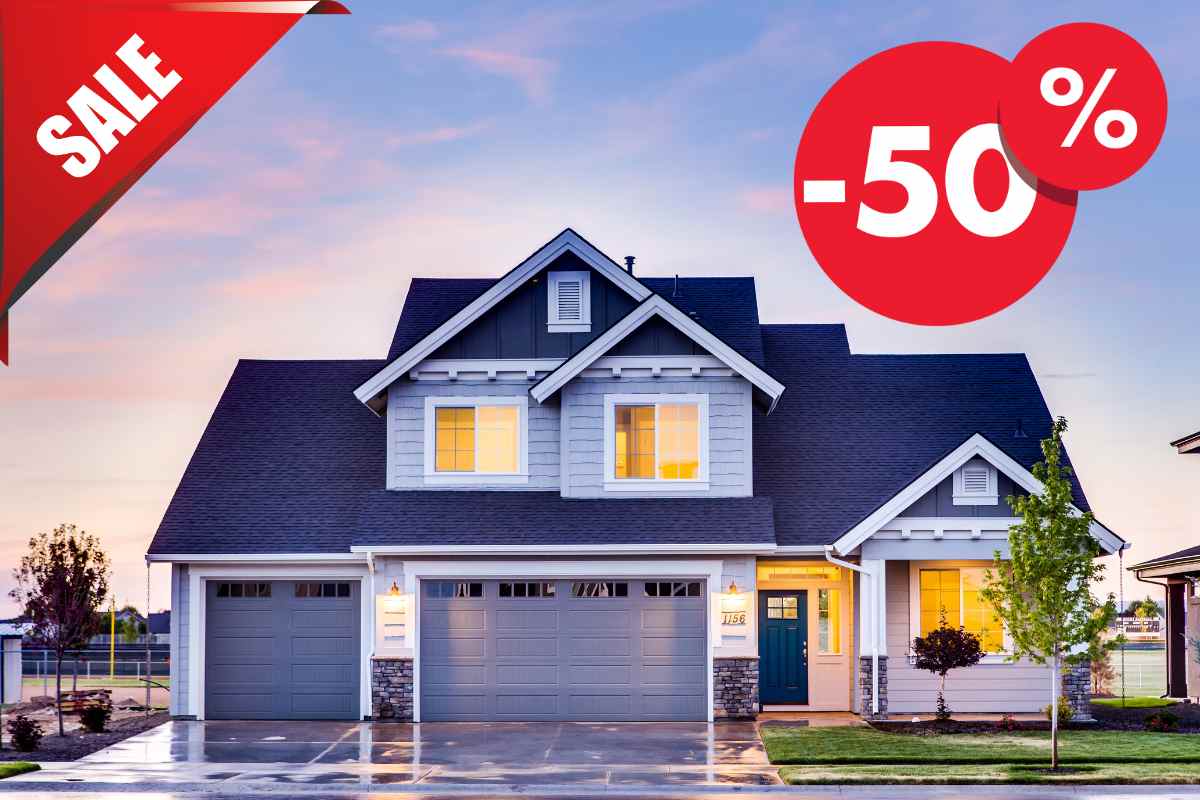 Una casa con una scrita "sale" in alto a sinistra e un insegna del "-50%"