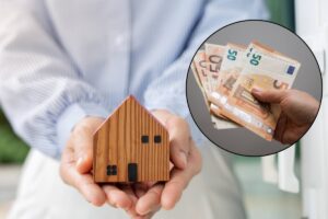 casa in miniatura e banconote