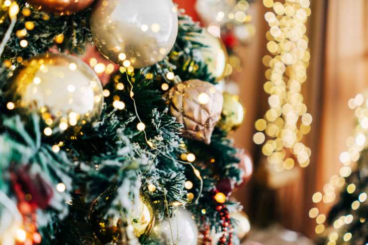 Decorazioni verdi e oro per l'albero
