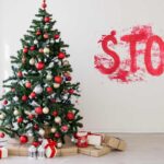 Un albero di natale sulla sinistra ed una scritta "Stop" a destra