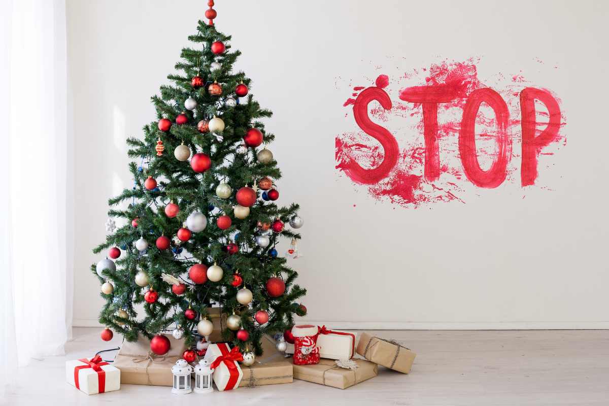 Un albero di natale sulla sinistra ed una scritta "Stop" a destra