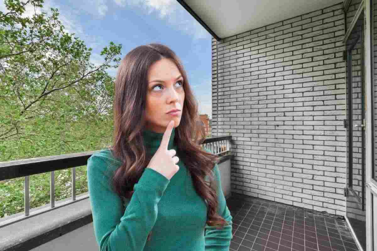 Donna pensierosa e terrazzo