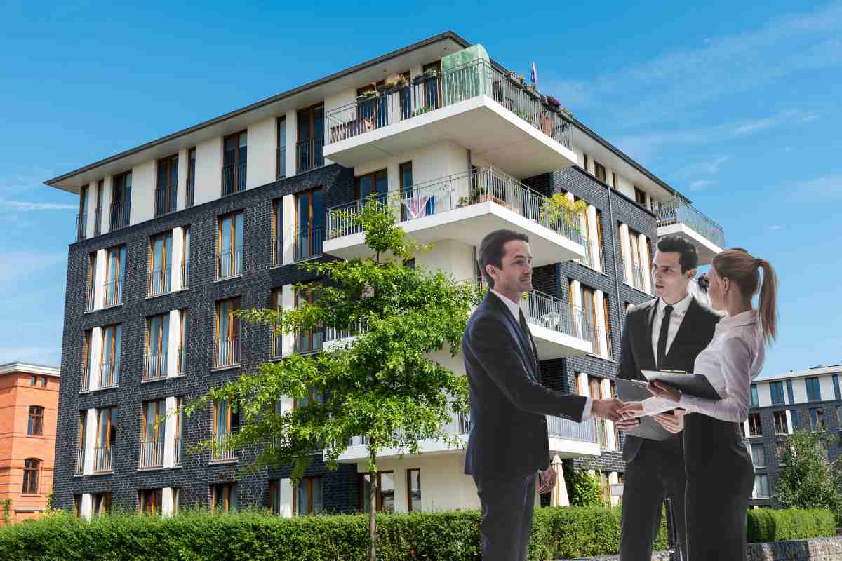 Un condominio e tre persone che parlano davanti