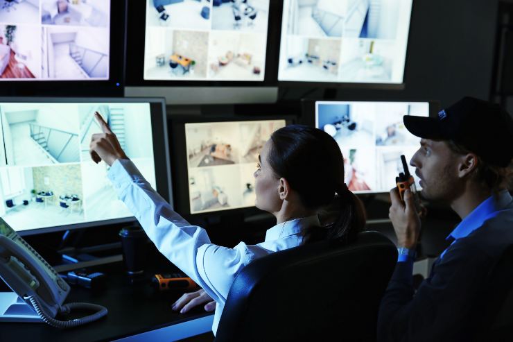 Due agenti controllano i video di sorveglianza