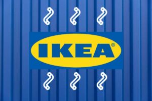logo ikea su sfondo blu e brugole dei buoni sconto