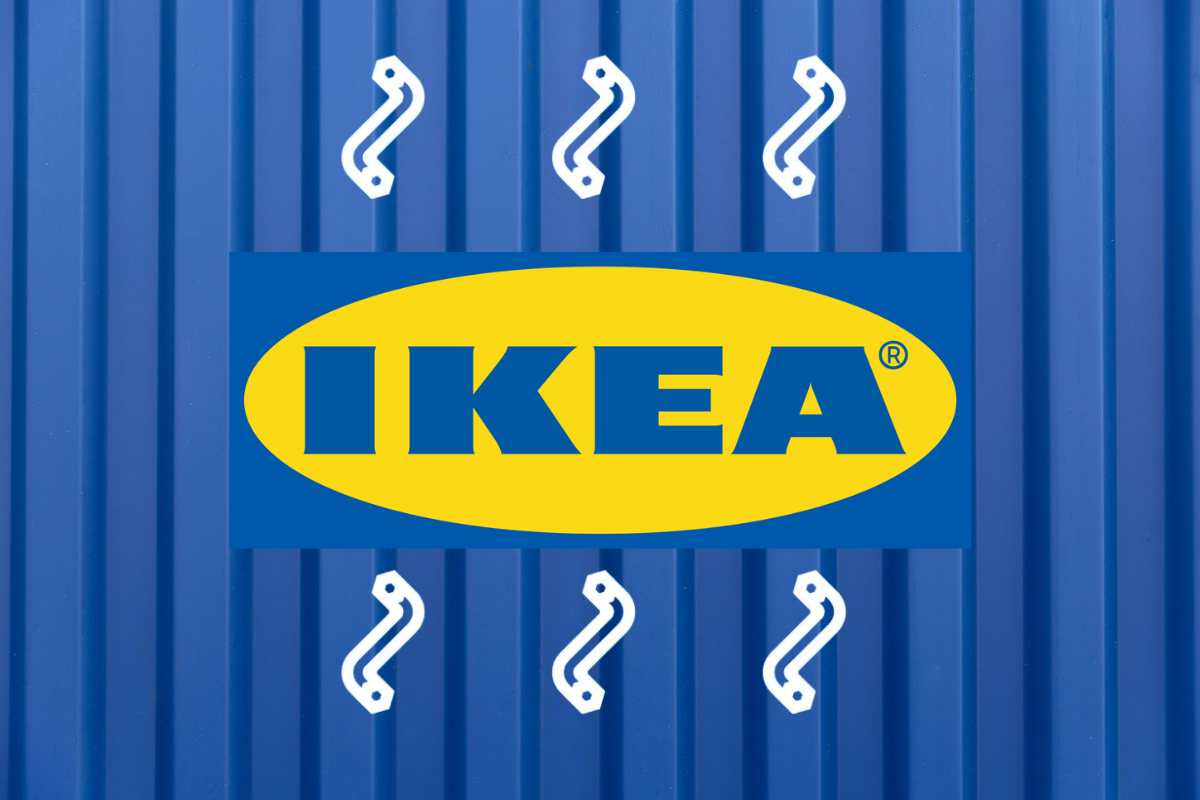 logo ikea su sfondo blu e brugole dei buoni sconto