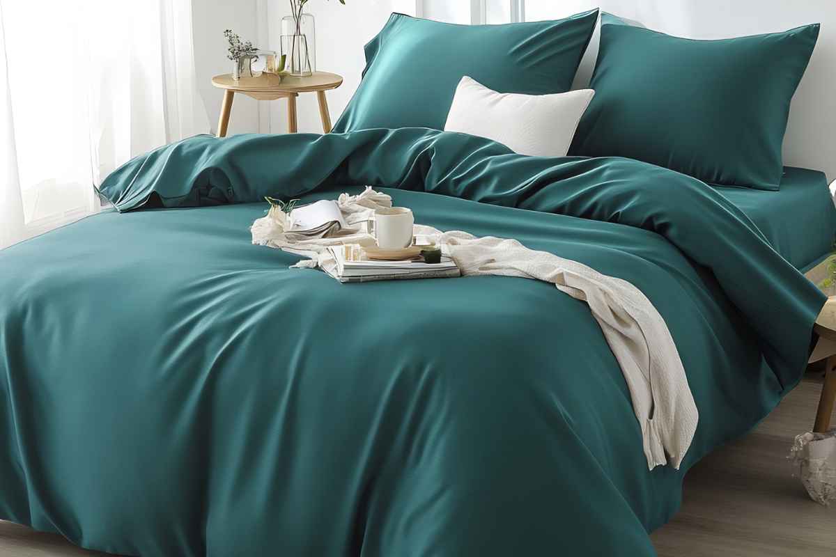 camera da letto con biancheria color ottanio