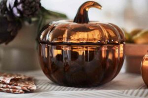 una ciotola a forma di zucca della Collezione HÖSTAGILLE Ikea