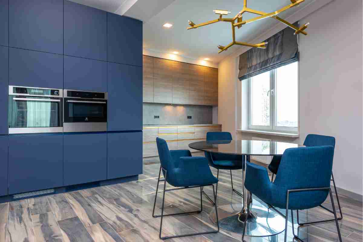 una cucina moderna con arredi di colore blu