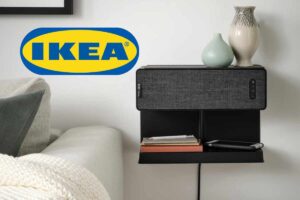 combinazione di casse con mensola Ikea SYMFONISK fissata al muro vicino al letto con logo Ikea