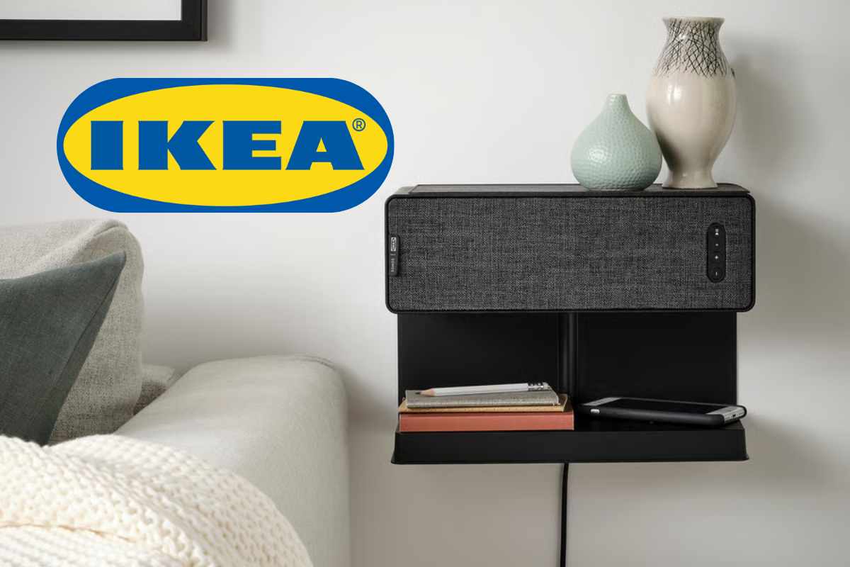 combinazione di casse con mensola Ikea SYMFONISK fissata al muro vicino al letto con logo Ikea