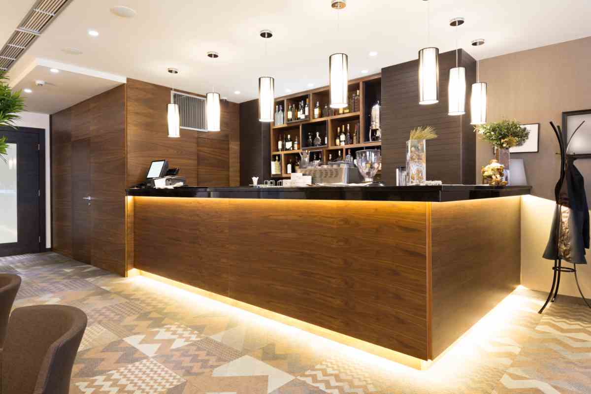 bar con bancone illuminato con LED