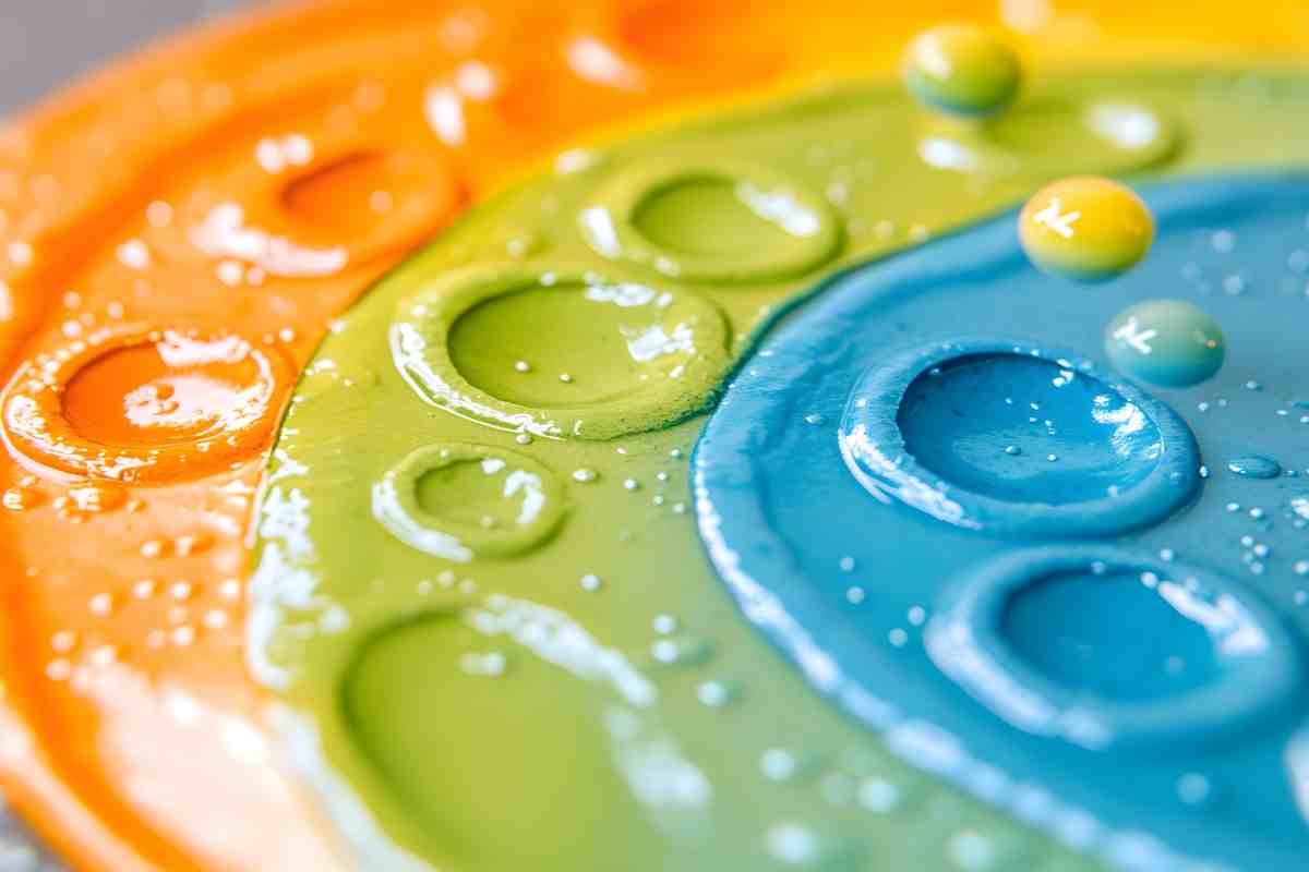 vernici di diversi colori per pittura affiancate