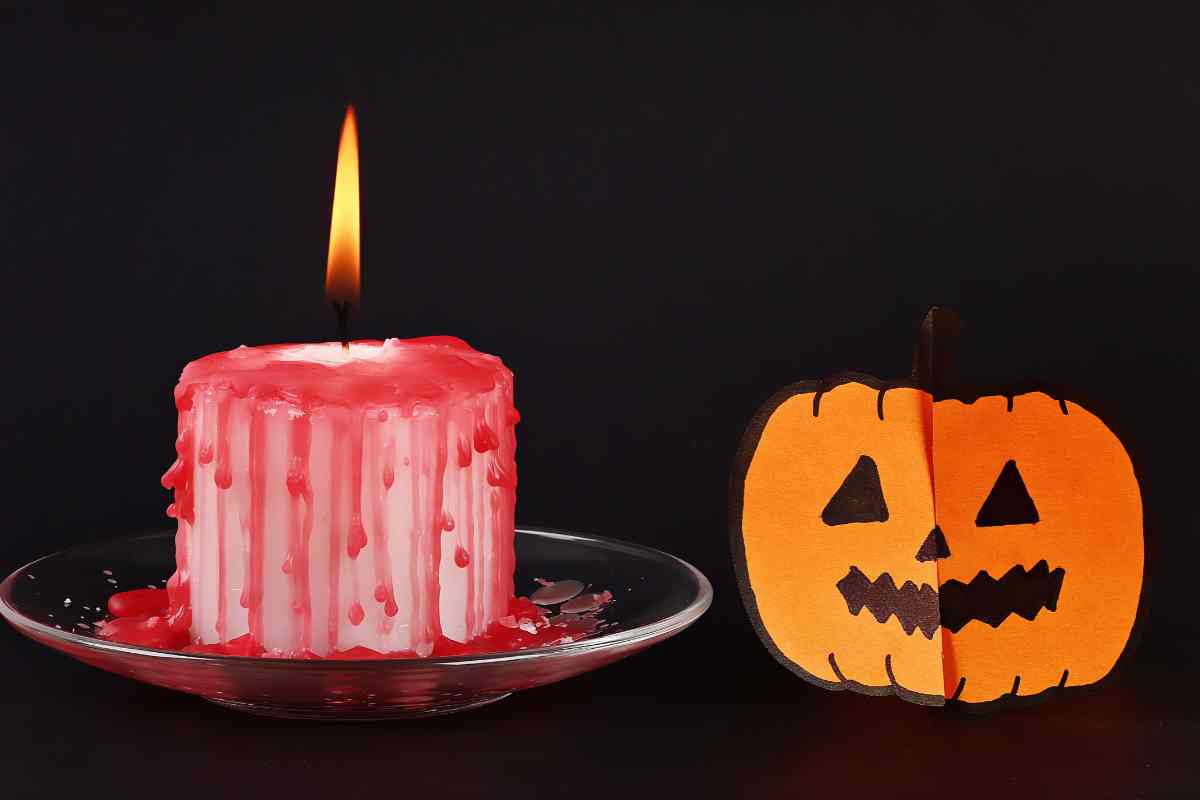 una candela bianca con sangue finto per halloween