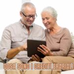 Coppia sorridente al tablet