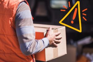 Un corriere con in mano un pacco ed un segnale di pericolo in alto a sinistra