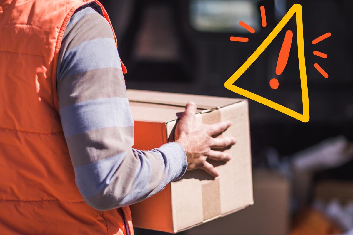 Un corriere con in mano un pacco ed un segnale di pericolo in alto a sinistra