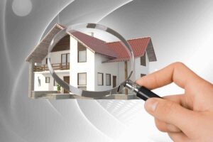 Casa e lente di ingrandimento