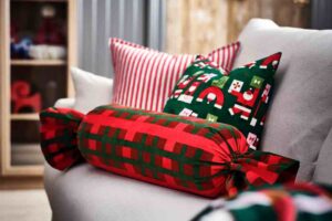 un divano con tanti cuscini natalizi Ikea