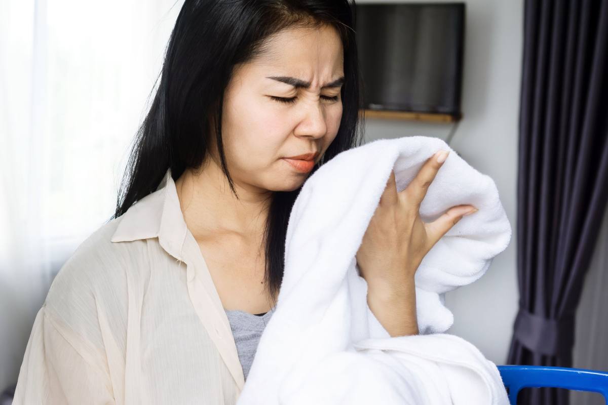 Donna infastidita dall'odore delle lenzuola