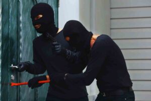 ladri che tentano di forzare porta