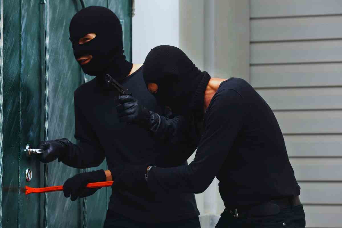 ladri che tentano di forzare porta
