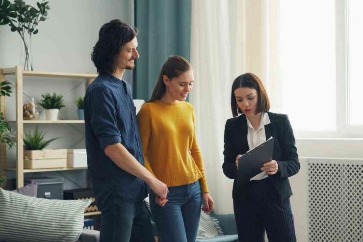 Agente immobiliare e clienti
