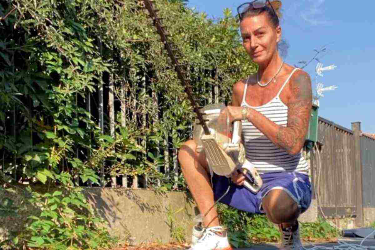 cristina plevani mentre taglia l'aiuola 