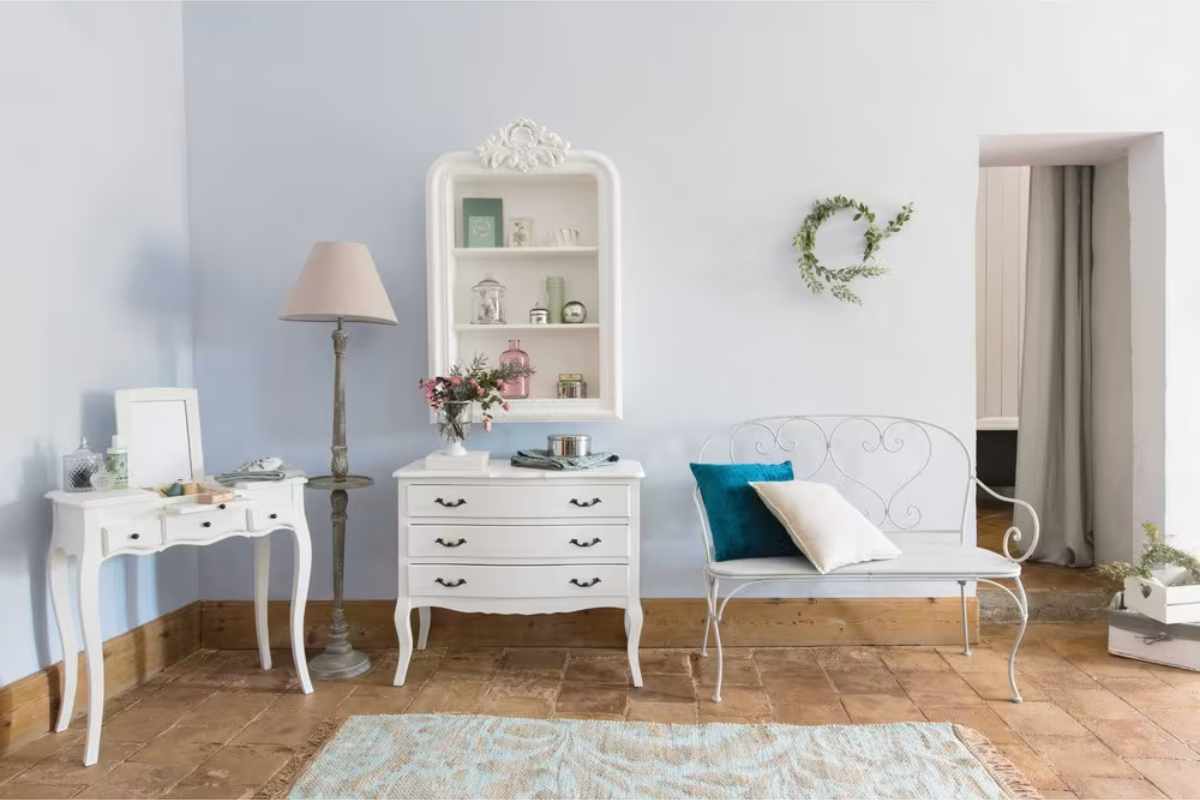 soggiorno arredato con cassettiera, console e mensola shabby chic maisons du monde
