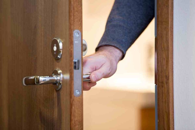 Aprire la porta di casa