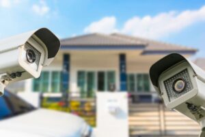 Due telecamere e dietro una casa