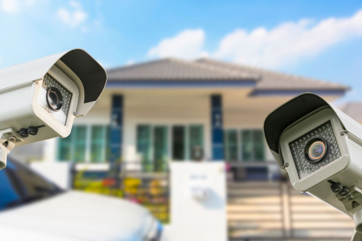 Due telecamere e dietro una casa