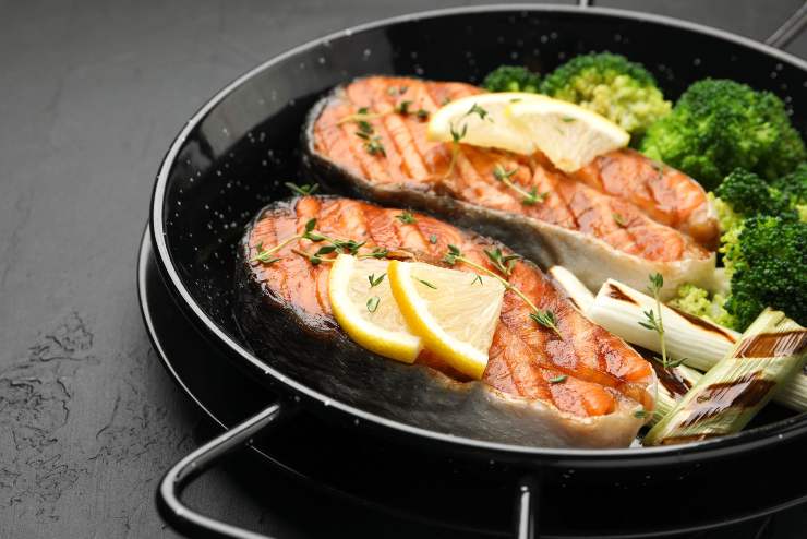 Salmone cotto nella padella antiaderente
