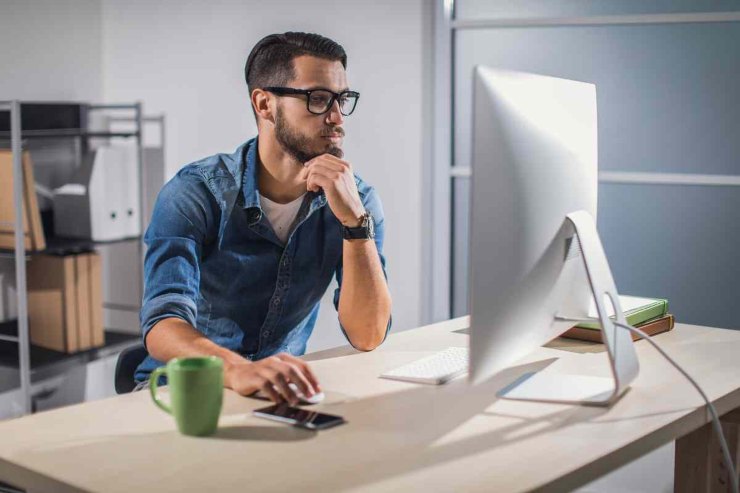 Uomo al computer