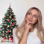 Albero di Natale classico e donna stupita
