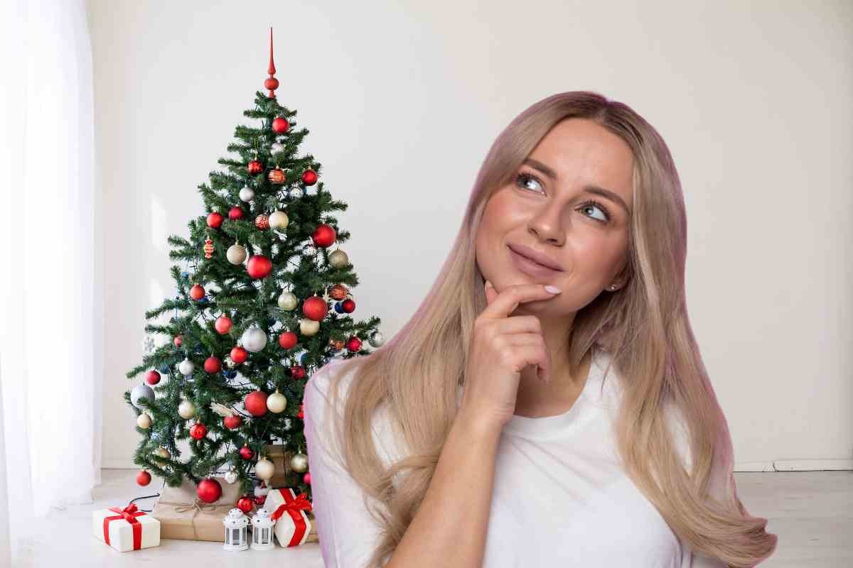 Albero di Natale classico e donna stupita