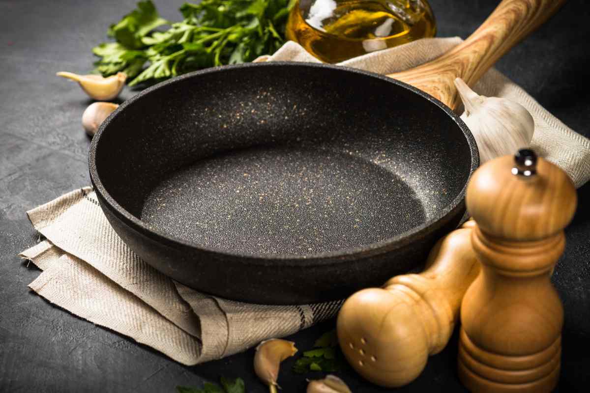 Padella antiaderente e saliera