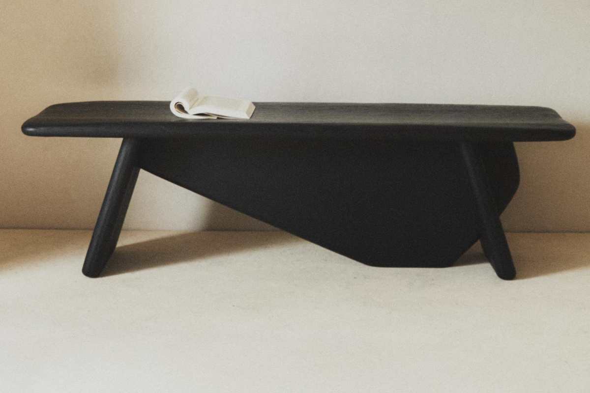 una delle panche Zara Home della nuova collezione con sopra un libro