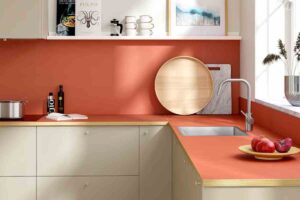 una cucina angolare con paraschizzi Ikea color terracotta