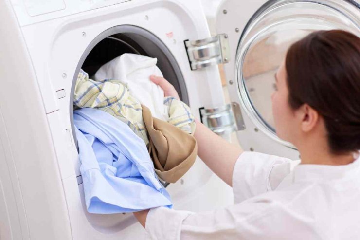 Mettere capi in lavatrice