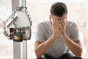 Uomo con mani sul volto