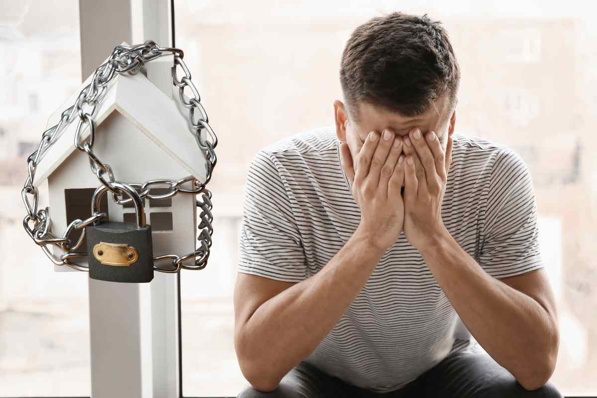 Uomo con mani sul volto